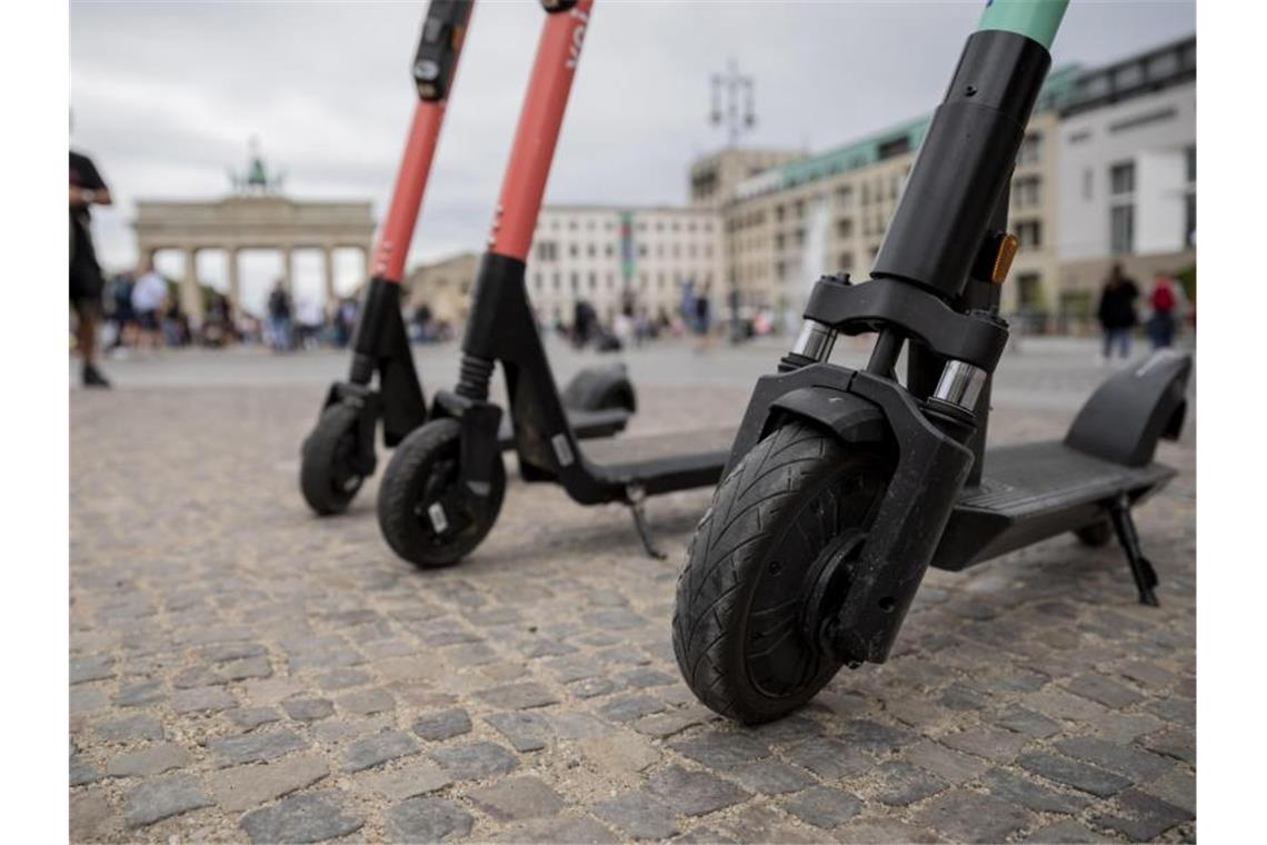 Kommunen und Anbieter wollen für E-Scooter eine Funktion, die die Geschwindigkeit automatisch drosseln kann, sobald man damit in bestimmte Bereiche fährt. Foto: Christoph Soeder