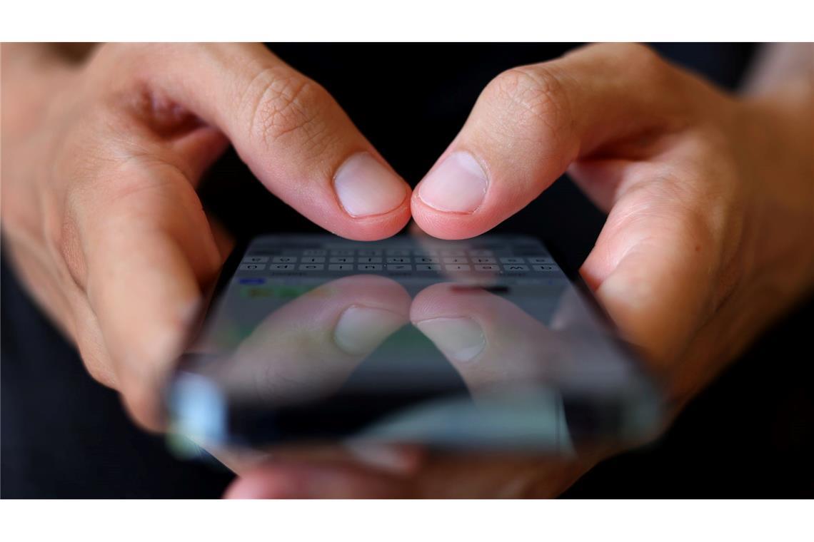 Zufriedener durchs Internet? Vielleicht immerhin die Älteren Kommunikation, Information, Unterhaltung - es gibt viele Gründe aufs Handy zu schauen. (Symbolbild)