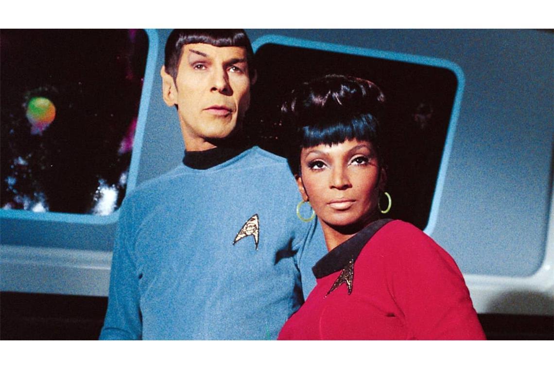 Kommunikationsoffizier Lieutenant Nyota Penda Uhura, gespielt von Nichelle Nichols, (hier mit Mr. Spock, gespielt von Leonard Nimoy) hat bei "Star Trek" eine besondere Rolle inne.