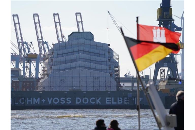 Komplett verhüllt liegt die Mega-Yacht „Dilbar“ im Blohm+Voss Dock Elbe 17 im Hamburger Hafen. Foto: Marcus Brandt/dpa