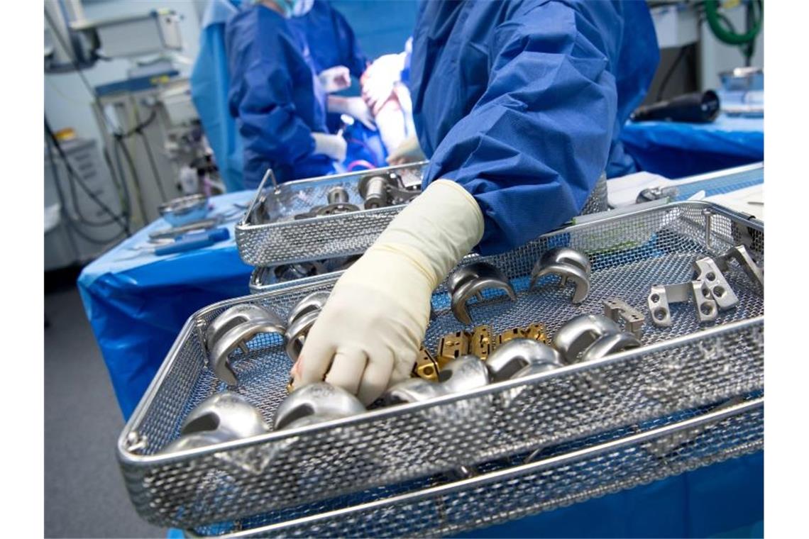 Kliniken befürchten Engpässe bei Medizinprodukten Komponenten zum Bestimmen der richtigen Größe von Knieprothesen liegen in einem Operationssaal. Foto: Sven Hoppe