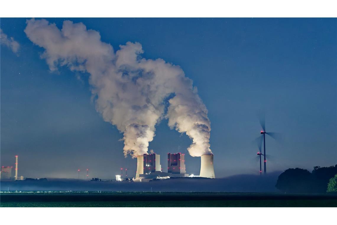 Kondensierter Wasserdampf steigt von den Kühltürmen des Braunkohlekraftwerkes Neurath auf. Das Kraftwerk stößt große Mengen Kohlendioxid aus. (Symbolbild)