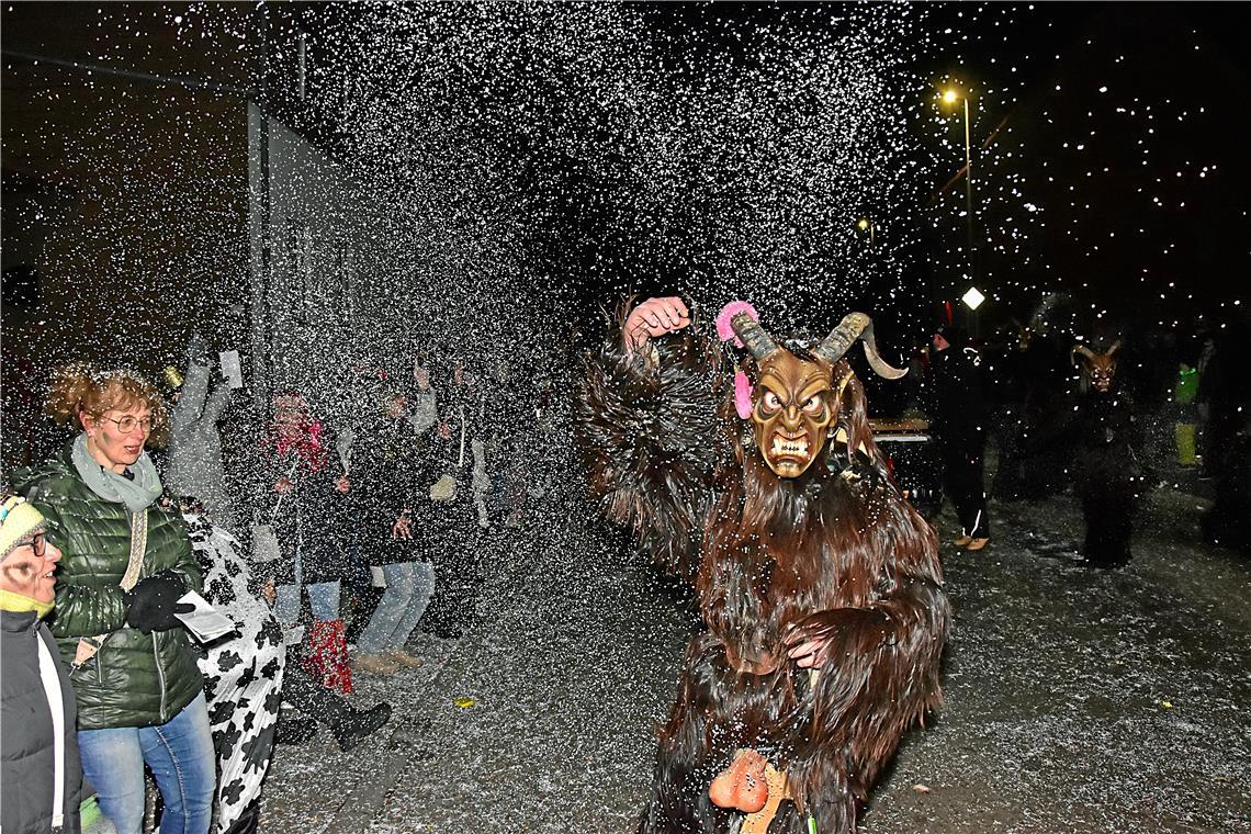 Konfetti-Explosion eines Narren. Nachtumzug der Schbiallomba-Schlotzer in Auenwa...