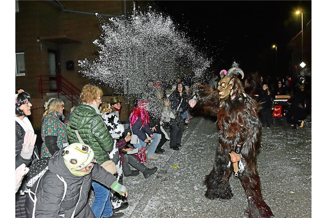 Konfetti-Explosion eines Narren. Nachtumzug der Schbiallomba-Schlotzer in Auenwa...