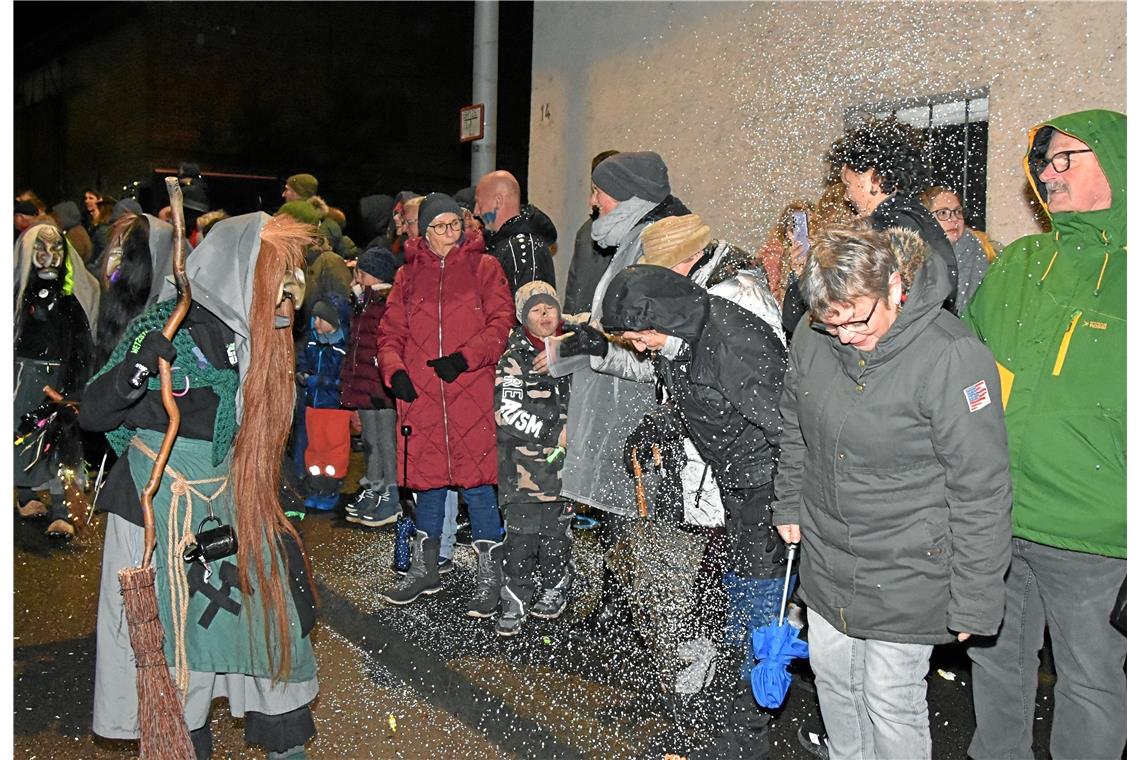 Konfettialarm bei den zahlreichen Zuschauerinnen und Zuschauern. 