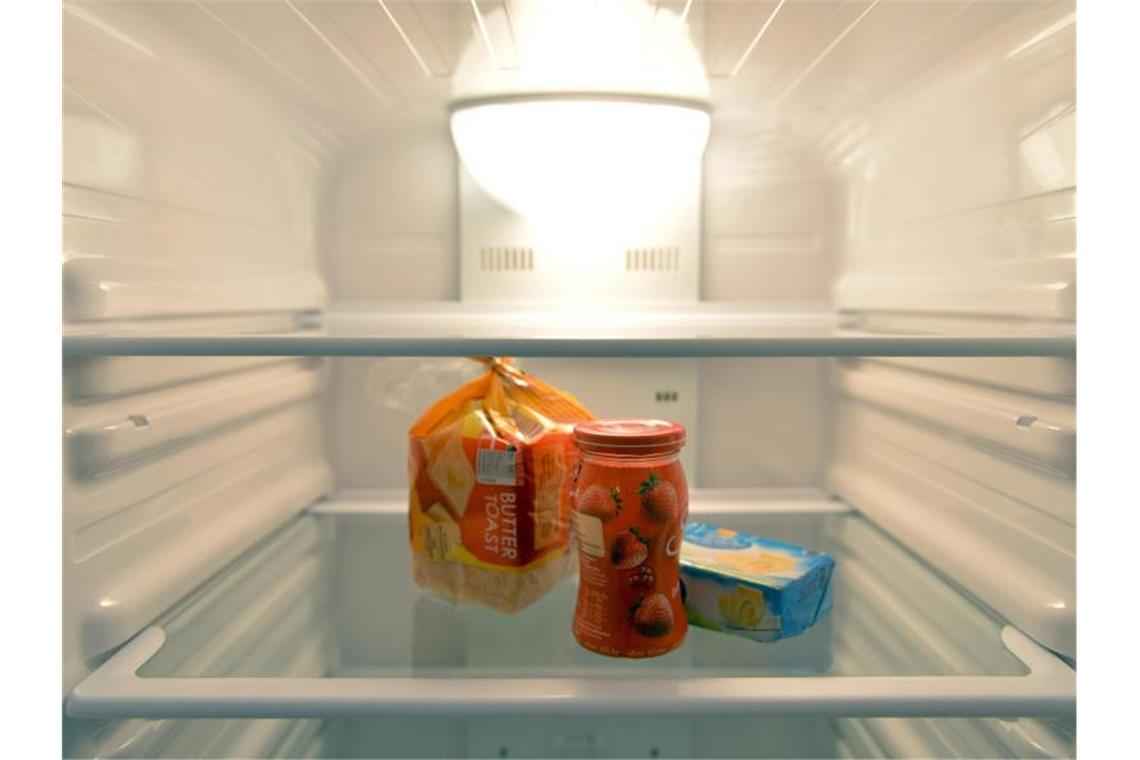 Mehr als jeder Fünfte in Deutschland wohnte 2019 alleine Konfitüre, Toastbrot und Butter stehen in einem Kühlschrank. 2019 lebte jeder fünfte Mensch in Deutschland in einem Einpersonenhaushalt. Foto: Marc Tirl/dpa-Zentralbild/dpa