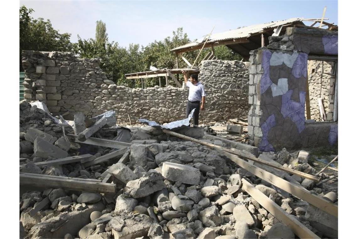 Moskau fordert Abzug ausländischer Söldner aus Berg-Karabach Konflikt in der Region Berg-Karabach: Ein Mann steht in den Ruinen seines Hauses. Foto: Aziz Karimov/AP/dpa