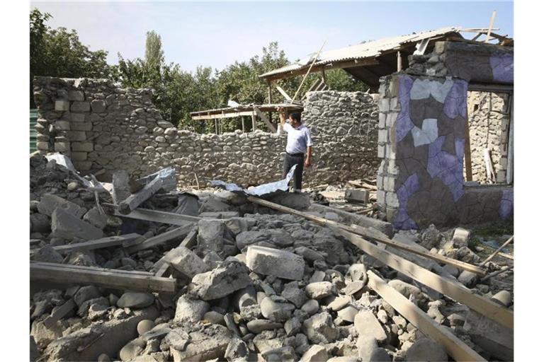 Konflikt in der Region Berg-Karabach: Ein Mann steht in den Ruinen seines Hauses. Foto: Aziz Karimov/AP/dpa