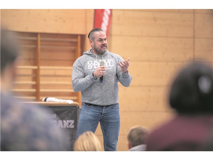 Konfrontiert die Jugendlichen in der Mühlfeldhalle knallhart mit dem Thema Mobbing: Gewaltpräventionsberater Carsten Stahl. Foto: A. Becher