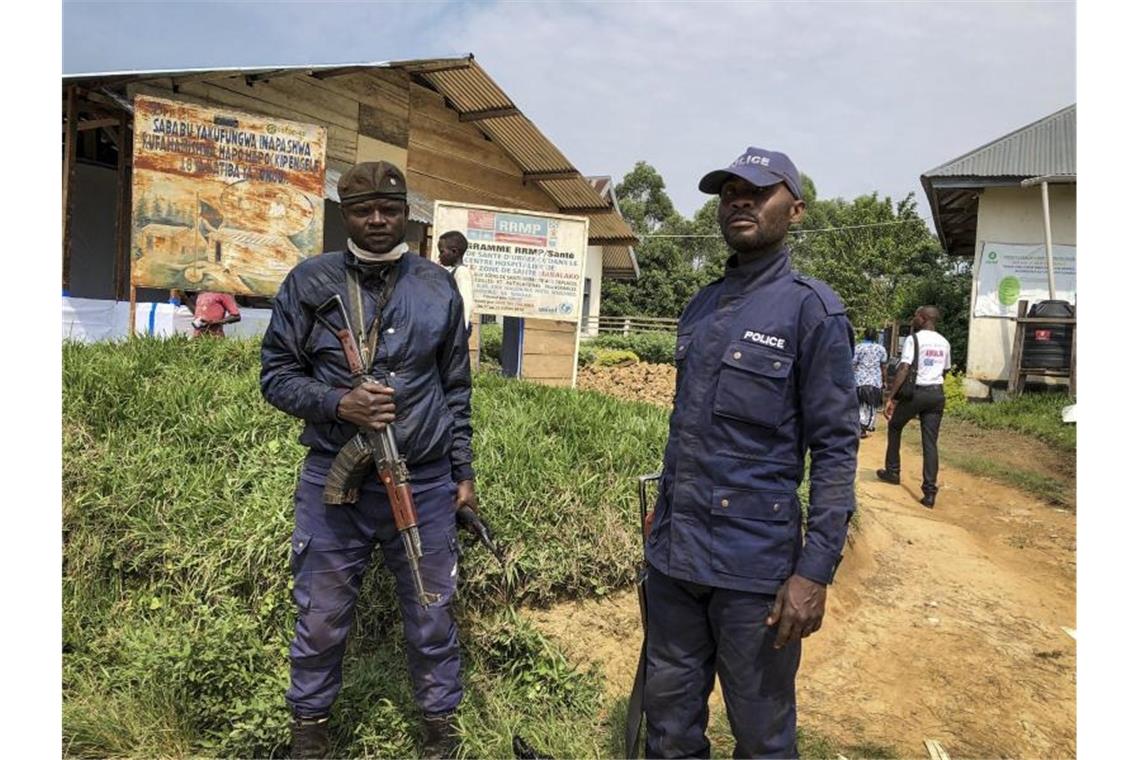 Kongolesische Polizisten bewachen ein Gesundheitszentrum, in dem Ebola-Impfungen stattfinden (Archiv). Foto: Al-Hadji Kudra Maliro/AP