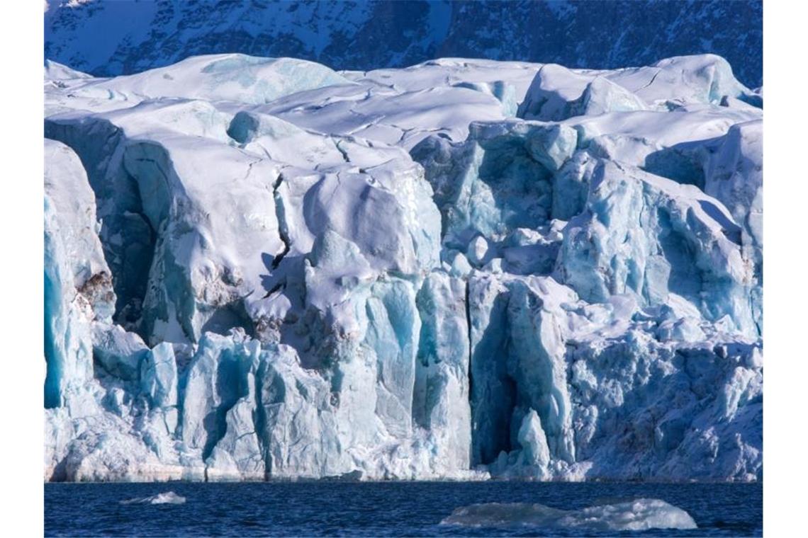 Schlussrunde im Weltklimarat: Neuer Bericht Anfang April Kongsfjord-Gletscherfront im Polarmeer bei Ny-Ålesund auf Spitzbergen (Norwegen). Im Nordpolarmeer schmilzt das Eis, anderswo wird es mehr Dürren geben, erwarten die Fachleute vom Weltklimarat. Foto: Jens Büttner/dpa-Zentralbild/dpa