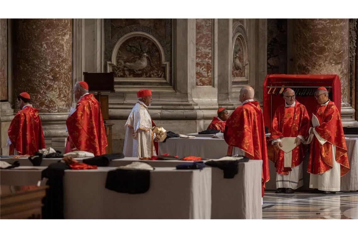 Bilder des Tages Konklave zur Wahl eines neuen Papstes beginnt: Kardinäle kleiden sich, um die Messe "Pro eligendo Romano Pontefice" im Petersdom zu feiern.
