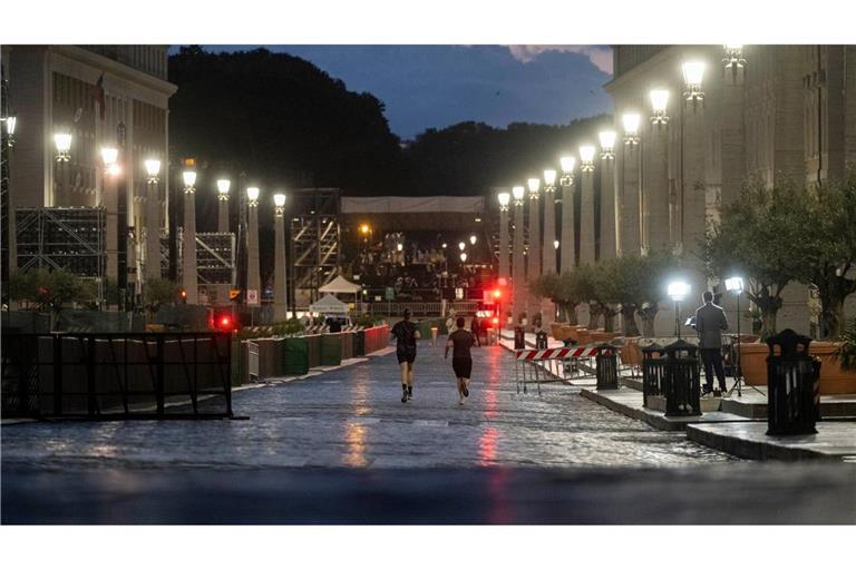 Konklave zur Wahl eines neuen Papstes: Menschen joggen am Morgen des zweiten Tages des Konklaves zur Wahl eines neuen Papstes über die Via della Conciliazione in der Nähe des Petersplatzes.
