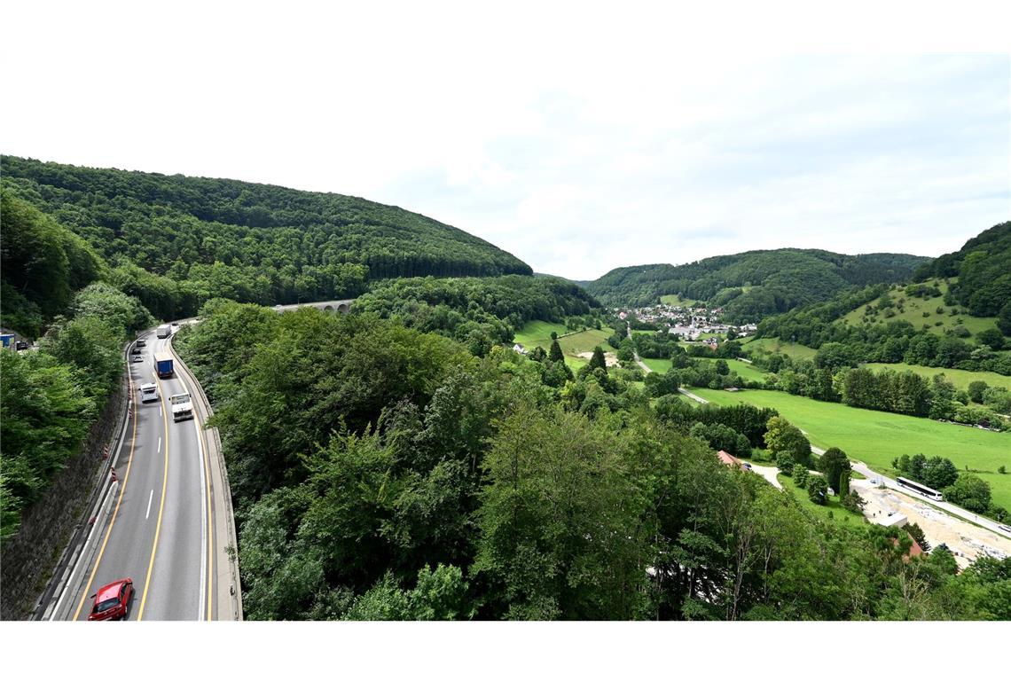 Konkret geht es laut Ministerium um 16 Bundesstraßen- und 7 Autobahn-Neubauprojekte in 12 Bundesländern - zum Beispiel um den Albaufstieg.