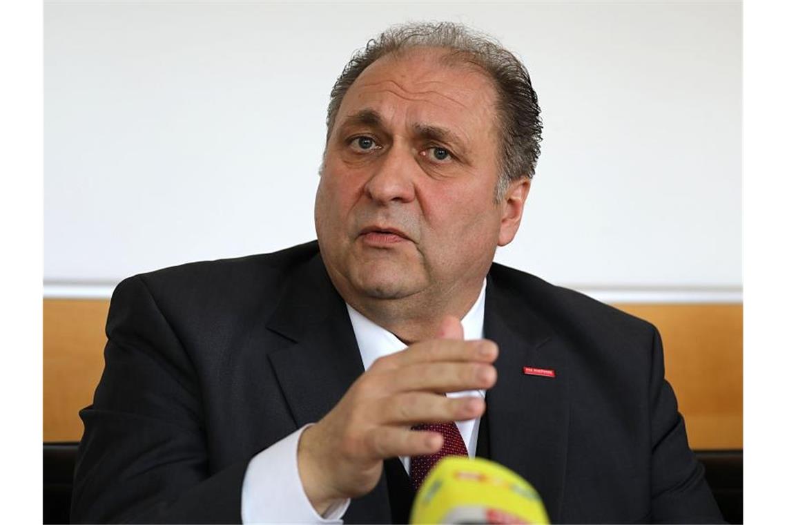 Handwerkspräsident schlägt Ablösesummen für Azubis vor Konkret könnte man regeln, dass Auszubildende in den ersten Jahren nach ihrer Lehre nur dann den Betrieb wechseln dürfen, wenn der neue Arbeitgeber einen Teil der Ausbildungskosten übernimmt, so Hans-Peter Wollseifer. Foto: Oliver Berg