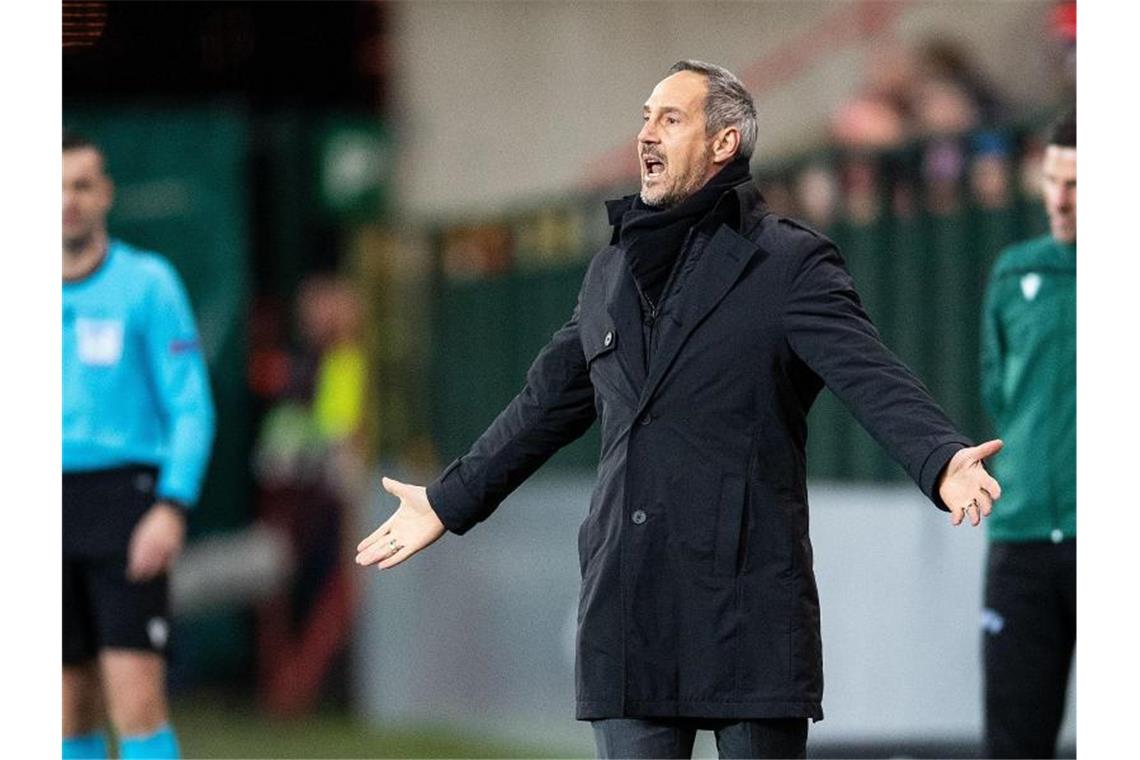 Europa League: Frankfurt bangt ums Weiterkommen Konnte die Last-Minute-Niederlage nicht verhindern: Frankfurts Trainer Adi Hütter. Foto: Marius Becker/dpa