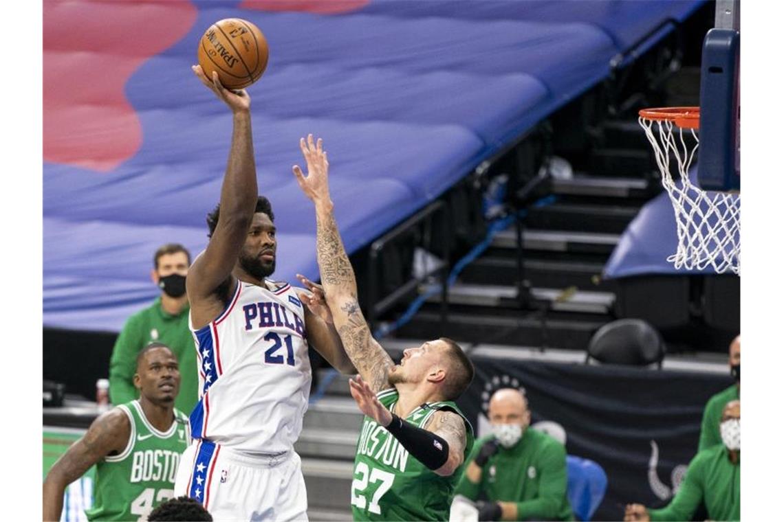 Konnte die Niederlage der Celtics nicht verhindern: Bostons Daniel Theis (r) gegen Joel Embiid von den Philadelphia 76ers. Foto: Chris Szagola/AP/dpa