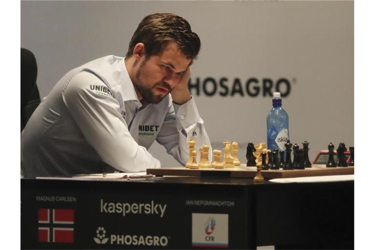 Konnte die sechste Partie für sich entscheiden: Magnus Carlsen spielt weiß. Foto: Kamran Jebreili/AP/dpa
