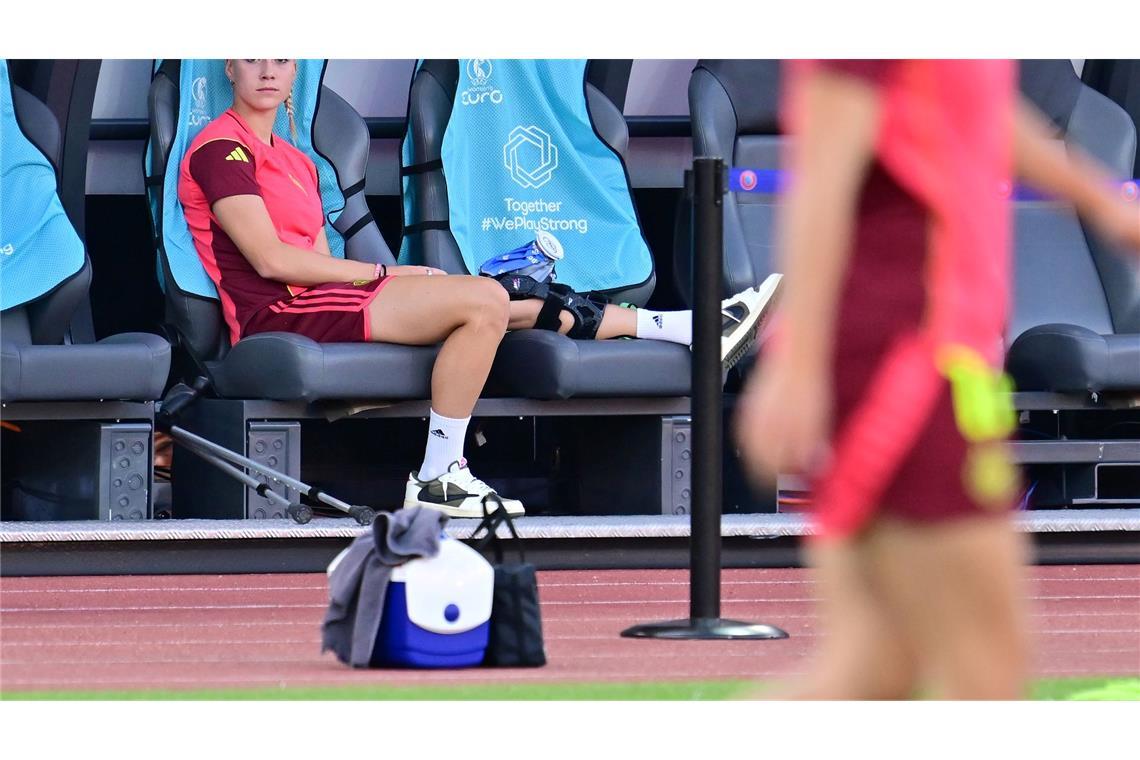 "Liegen am Boden": DFB-Frauen von Schweden vorgeführt Konnte ihrem Team kein Glück bringen: die verletzte Kapitänin Giulia Gwinn.