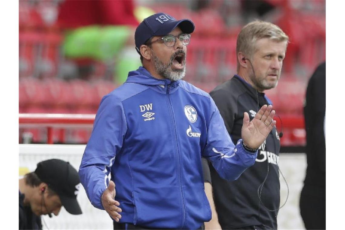 Konnte mit dem FC Schalke gegen Union Berlin nicht überzeugen: Trainer David Wagner gibt Anweisungen während des Spiels. Foto: Michael Sohn/AP POOL/dpa