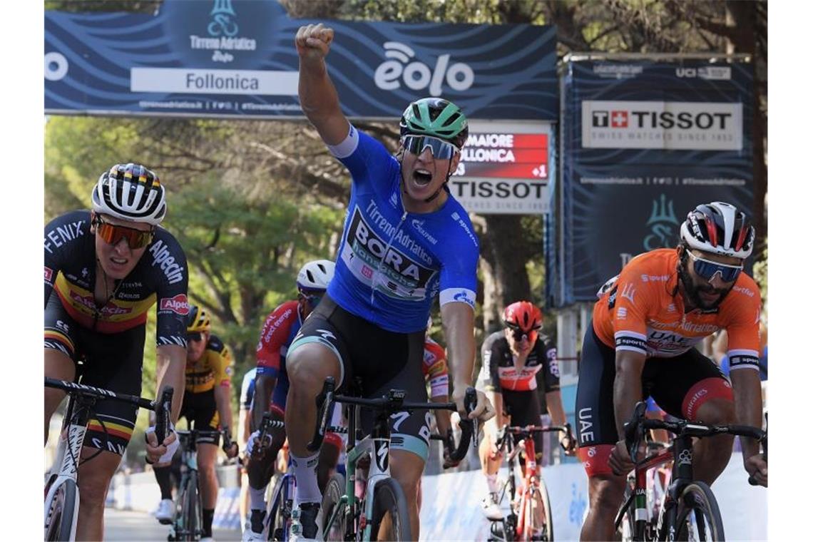 Konnte mit dem Sieg bei der 2. Etappe von Tirreno-Adriatico die Gesamtführung verteidigen: Pascal Ackermann (M). Foto: Marco Alpozzi/LaPresse via AP/dpa