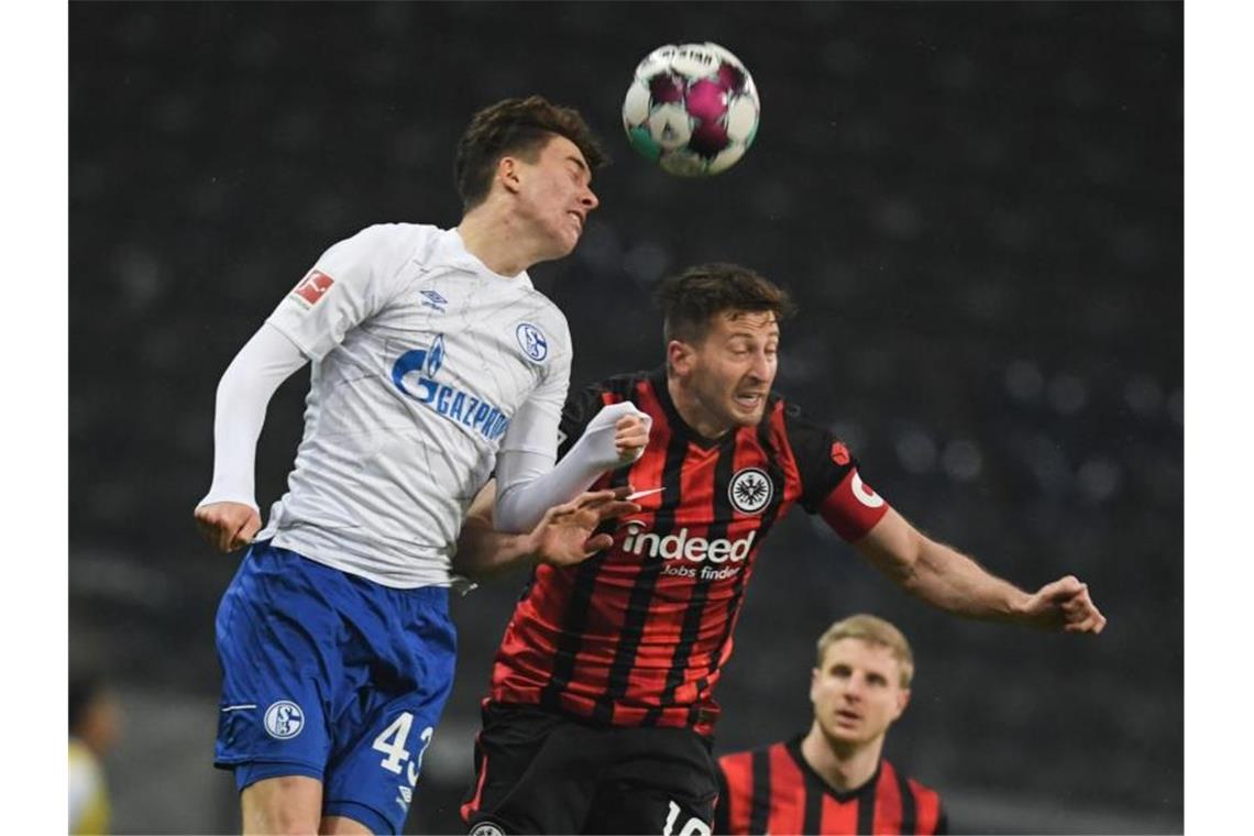 Konnte sich nur selten durchsetzen: Schalkes Matthew Hoppe (l) gegen Frankfurts Abwehrmann David Abraham. Foto: Arne Dedert/dpa