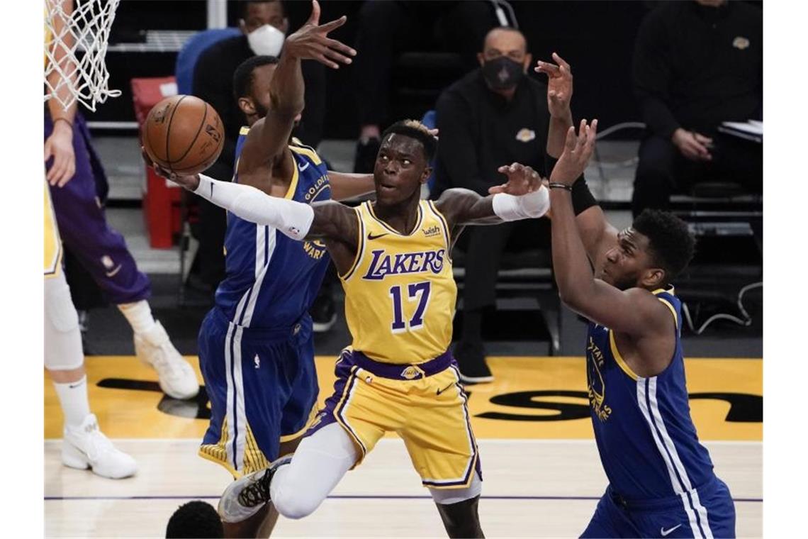 Konnte trotz starker Partie die Lakers-Niederlage gegen die Warriors nicht verhindern: Dennis Schröder (M). Foto: Jae C. Hong/AP/dpa