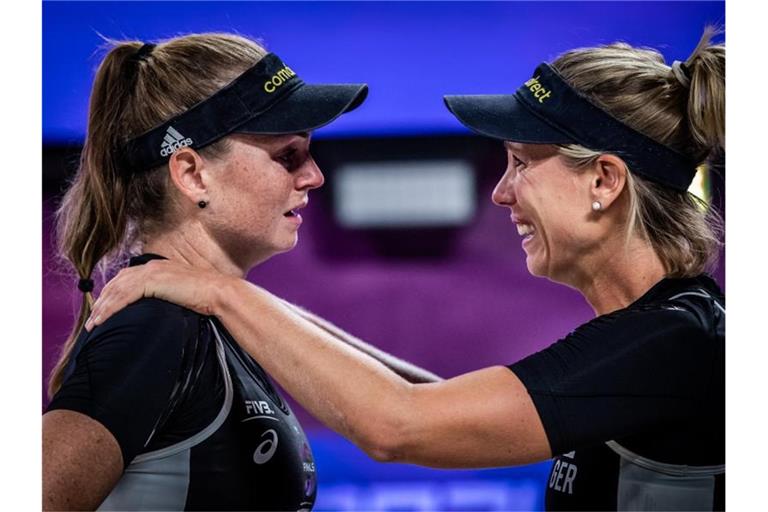Konnten ihren Coup in Italien kaum fassen: Karla Borger (r) und Julia Sude. Foto: -/FIVB /dpa