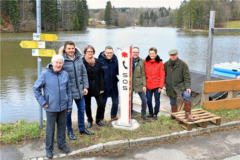 Konrad Jelden, Christian Lang, Katja Müller, Thomas Bernlöhr, Martin Haag, Adelheid Letzel und Martin Röhrs (von links) präsentieren die neue Notrufsäule am Ebnisee. Foto: G. Habermann