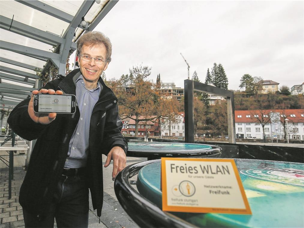 Viele knüpfen gemeinsam ein Netz Konrad Panzlaff zeigt am Willy-Brandt-Platz in Backnang, wie das Freifunk-Netz funktioniert. Weil das Lokal „Wohnzimmer“ sein WLAN für die Öffentlichkeit geöffnet hat, können dort auch Passanten kostenlos im Internet surfen. Fotos: A. Becher