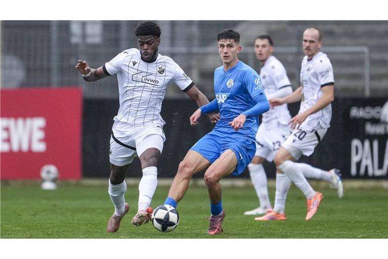 Konrad Riehle (re., gegen Sandhausens Kwabe Schulz) bleibt über den Sommer hinaus bei Regionalligist FC-Astoria Walldorf.        


Foto: IMAGO/foto2press 