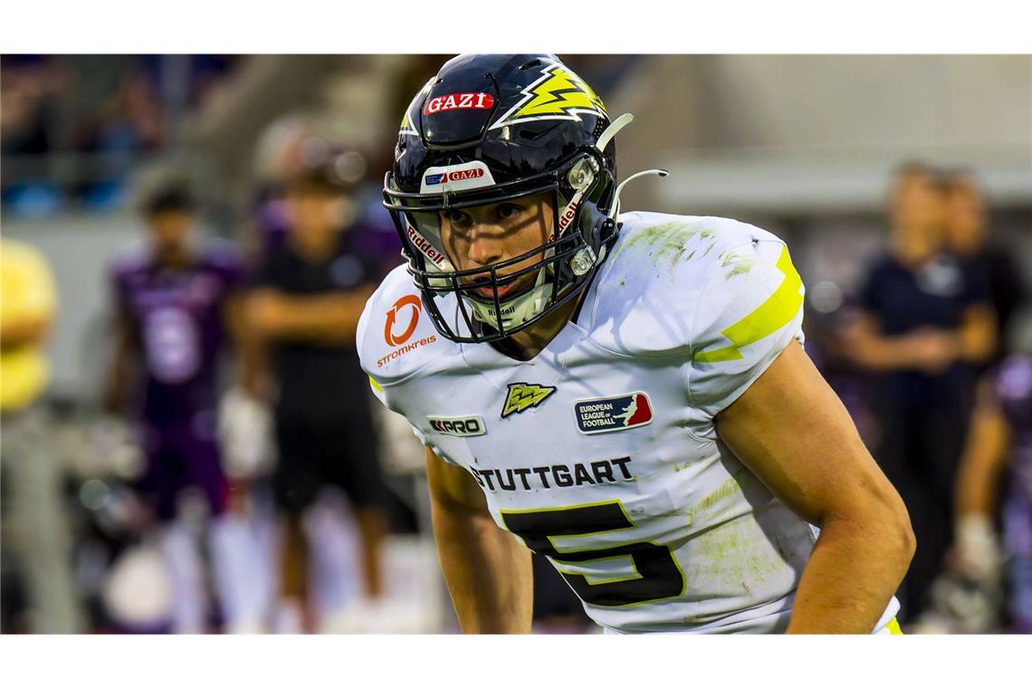 Ein Endspiel der großen Emotionen – vor allem für die Stuttgarter Jungs Konstantin Katz (30/Defensive Back): „In so einem Finale zu stehen, ist ein riesen Ereignis. So etwas wünscht man sich jedes Jahr. Ich werde das erst richtig begreifen, wenn ich in der Arena auf dem Rasen stehe. Ich bin mit vielen Freunden aufgewachsen, die VfB-Fans sind. Ich komme zwar vom Handball, ein bis zwei VfB-Spiele habe ich aber in jedem Jahr gesehen, auch in der vergangenen Saison. Es wird ein mega Gefühl sein, in dieses Stadion einzulaufen. Das habe ich schon einmal getan: 2002, mit sieben Jahren, war dort der Zieleinlauf des Stuttgart-Laufs, danach haben wir im Stadion die Übertragung des WM-Finales zwischen Deutschland und Brasilien angeschaut. Es wird eine tolle Erfahrung, durch die Katakomben und den Spielertunnel zu laufen, das kenne ich bisher nur von einer Stadionführung. Es wird ein riesen Spektakel.“