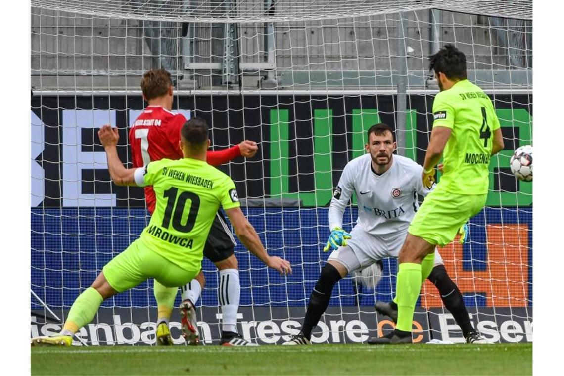Wehen Wiesbaden schockt Ingolstadt im Relegationskrimi Konstantin Kerschbaumer (l) glich für Ingolstadt zum 1:1 aus. Foto: Armin Weigel