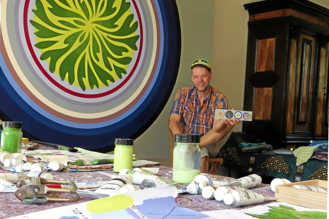 Künstler Konstantin Voit beschäftigt die Geschichte der Welt Konstantin Voit zeigt die Entwürfe seiner Reihe, die vor dem Original „Welt“ oder „Entwicklung des Lebens“ wie Miniaturen wirken. Foto: Christine Schick