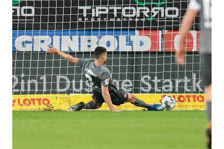Konstantinos Mavropanos, hier im Trikot des 1. FC Nürnberg, rettet einen Ball auf der Linie. Foto: Tom Weller/dpa/Archivbild