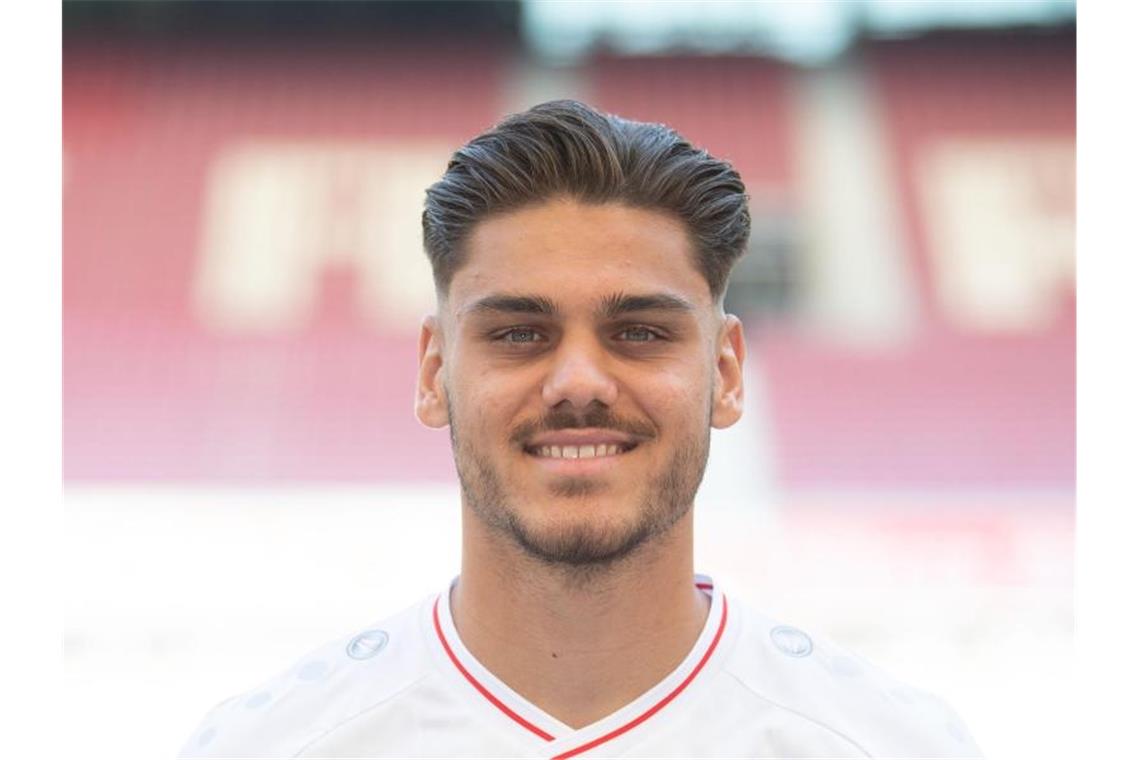 Mavropanos hofft auf stressfreiere Saison als in Nürnberg Konstantinos Mavropanos steht an der Seitenlinie. Foto: Marijan Murat/dpa/Archivbild