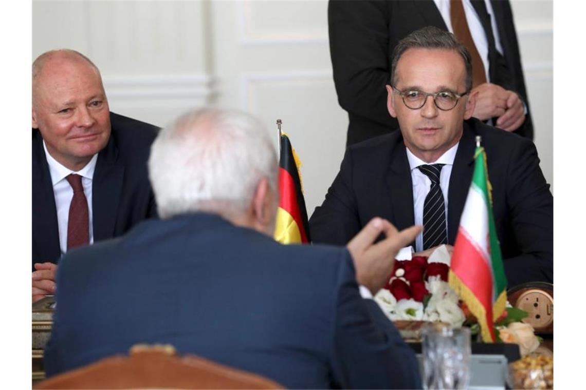 Krise nuklearer Abrüstung: Maas sieht Weltfrieden in Gefahr „Konstruktives“ Treffen ohne Ergebnisse: Heiko Maas im Gespräch mit seinem Amtskollegen Mohammed Dschawad Sarif (M). Links Botschafter Michael Klor-Berchtold. Foto: Foto: Ebrahim Noroozi/AP