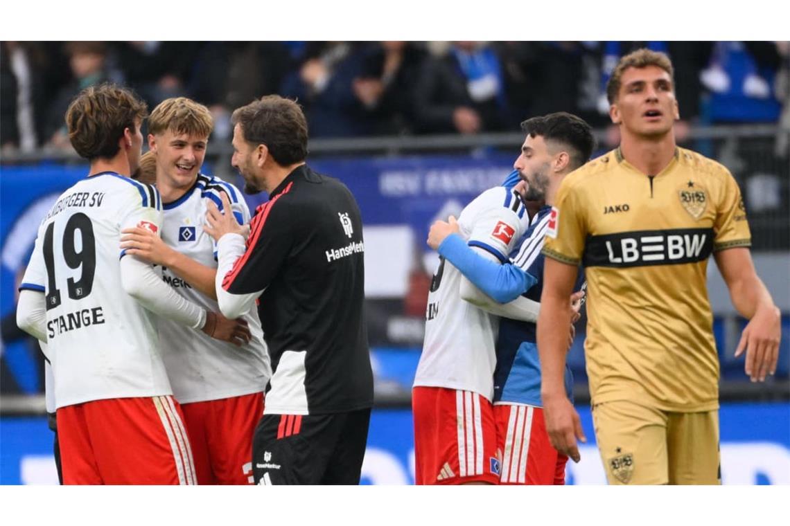Kontrastprogramm im Volkspark: die HSV-Spieler jubeln über den späten Sieg, während der Stuttgarter Grischa Prömel (rechts) enttäuscht den Platz verlässt.