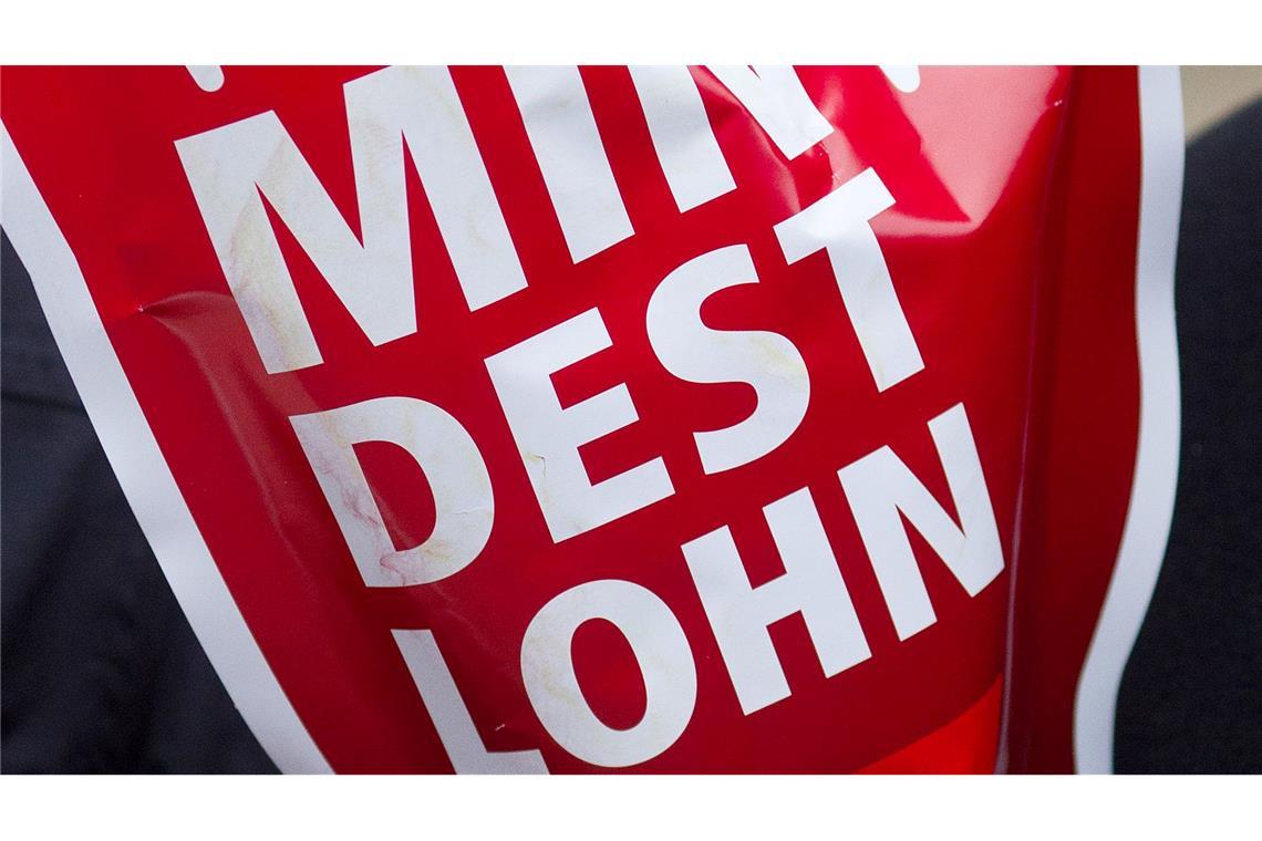 Kontrolleure des Zolls haben auch 2025 Tausende mögliche Verstöße gegen das Mindestlohngesetz aufgedeckt. (Symbolbild)