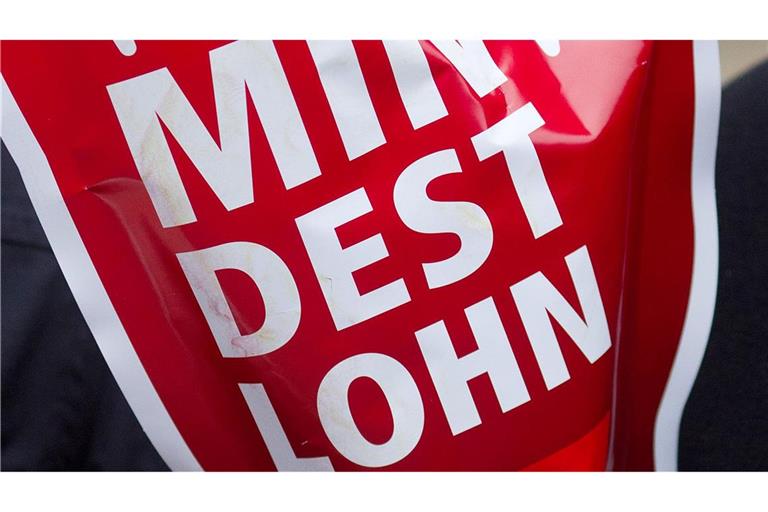 Kontrolleure des Zolls haben auch 2025 Tausende mögliche Verstöße gegen das Mindestlohngesetz aufgedeckt. (Symbolbild)