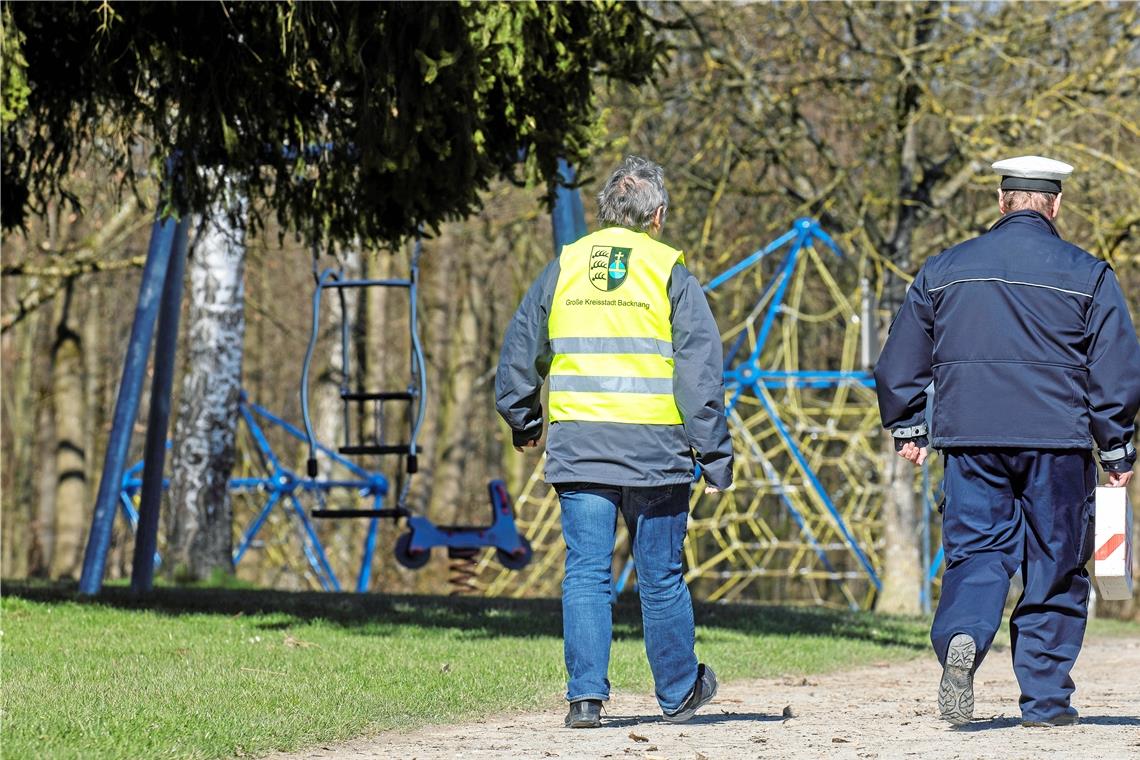 Kontrollgang in Zeiten der Coronakrise mit Gabor Havasi und Hans-Peter Bracht im Backnanger Plattenwald. Foto: A. Becher