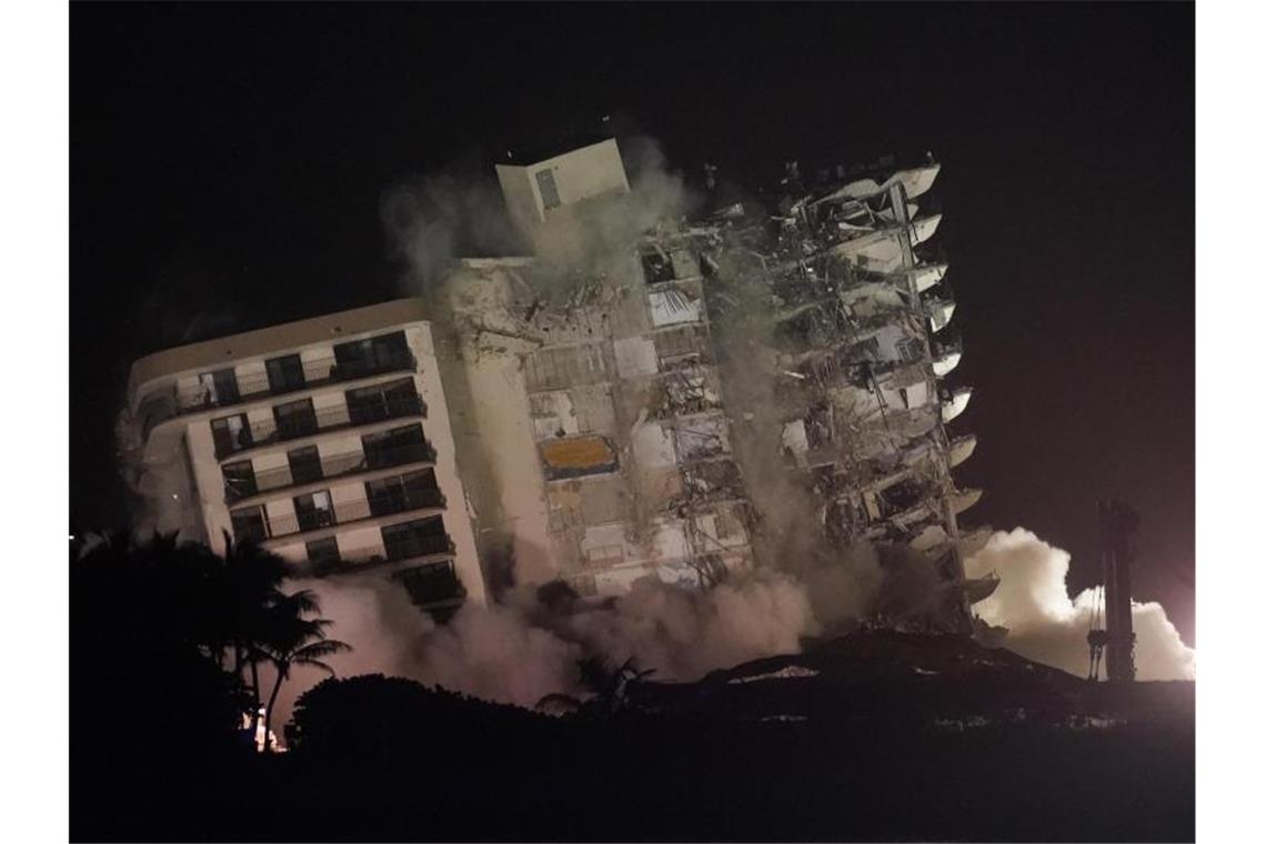 Erneut Leiche nach Haussprengung in Florida gefunden Kontrollierte Sprengung der noch stehenden Gebäudeteile. Foto: Lynne Sladky/AP/dpa