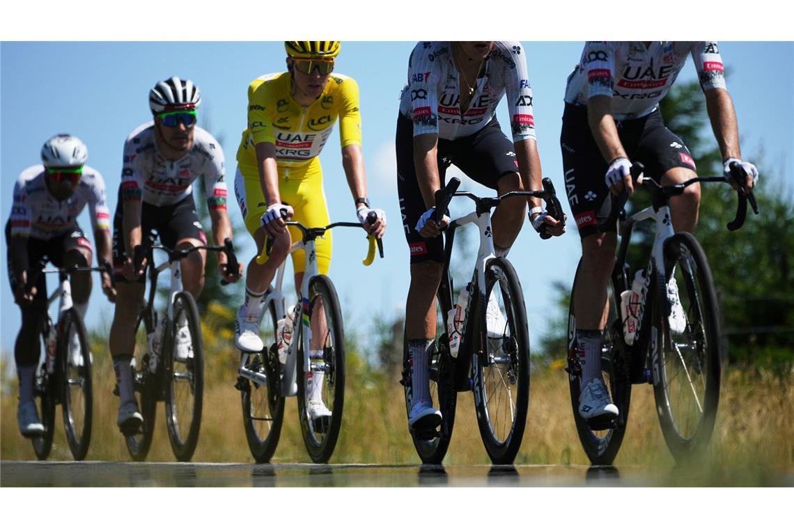 Sekunden-Krimi bei der Tour: Van der Poel wieder in Gelb Kontrollierten das Tempo und schonten Kräfte: Tadej Pogacar und sein Team