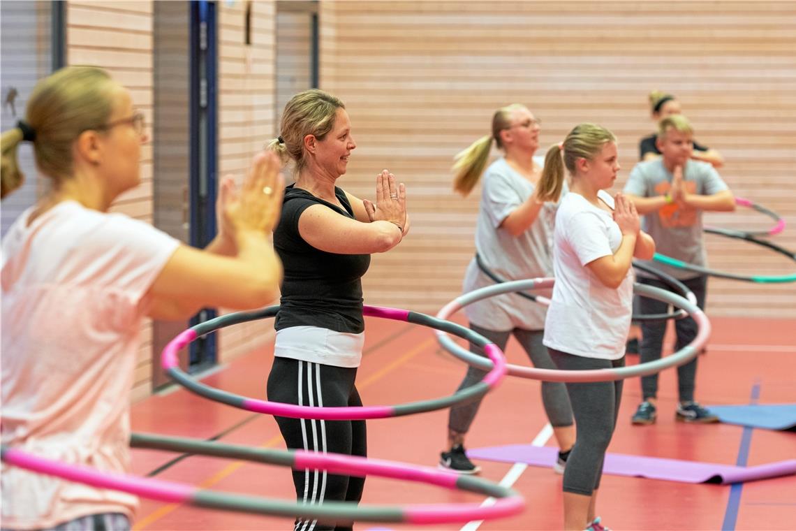 Konzentration und Koordination sind bei Hula-Hoop-Fitness gefragt, damit der Reifen auch bei verschiedenen Übungen immer weiterschwingt. Der Spaß und gute Musik dürfen natürlich auch nicht fehlen. Foto: A. Becher