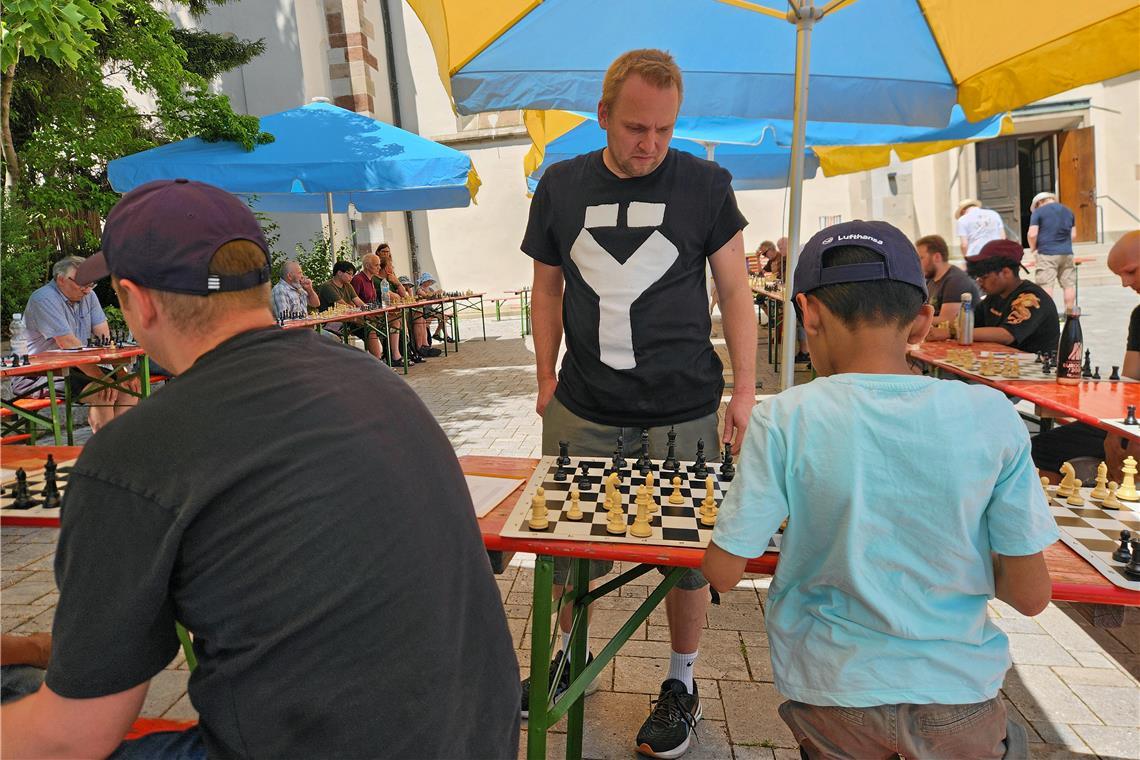 Konzentriert absolviert Arik Braun in sechs Stunden 46 Partien. Foto: privat