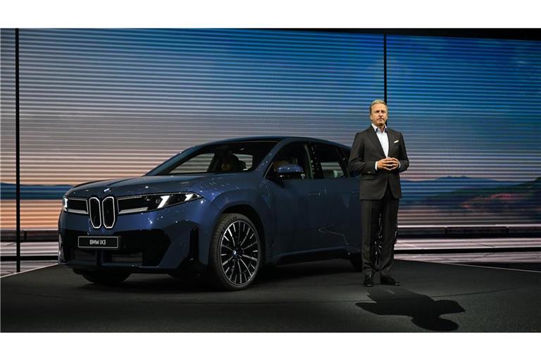 Konzernchef Oliver Zipse greift bei der Vorstellung des BMW iX3 zu Superlativen.