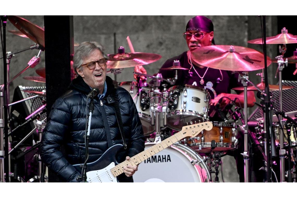 Streitbare Gitarrenlegende: Eric Clapton wird 80 Konzerte sind sein Lebenselixier: Eric Clapton bei einem Konzert auf der Berliner Waldbühne. (Archivbild)