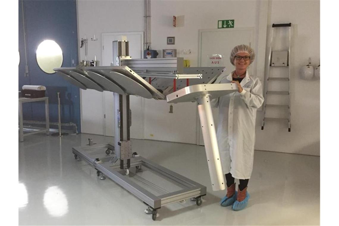 Testphase für Icarus-Projekt für Tierbeobachtungen beginnt Koordinatorin Uschi Müller mit einem Modell der ICARUS-Antenne. Foto: MPI für Ornithologie/MaxCine/dpa/Archivbild
