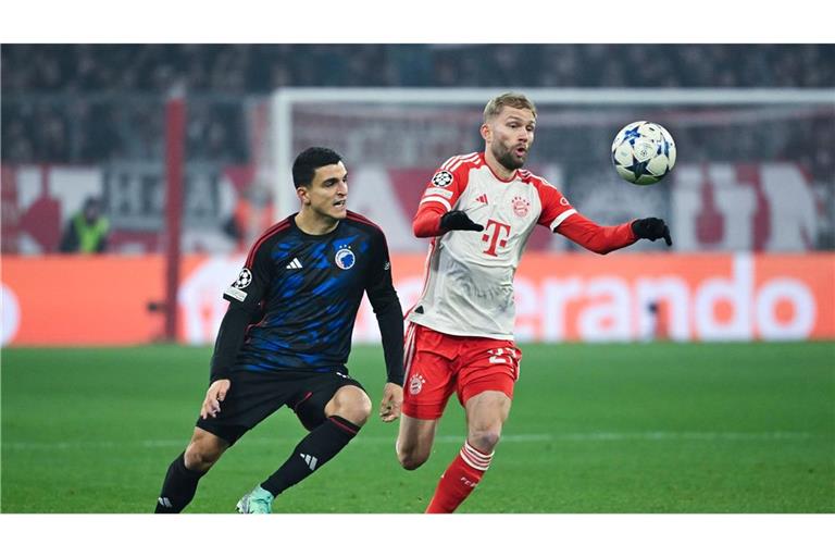 Kopenhagens Mohamed Elyounoussi (l) und Konrad Laimer vom FC Bayern kämpfen um den Ball.