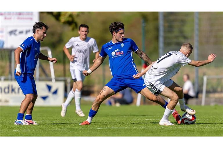 Kopf nicht hängen lassen, aber keine Durchschlagskraft entwickelt: Kosmas Gkiagkiaev (li.), Renato Peric (2. v. re.) und die SV&nbsp; Böblingen treffen einfach das Tor nicht.